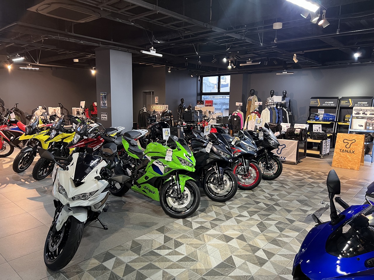 2階は新車のギア車を展示中★