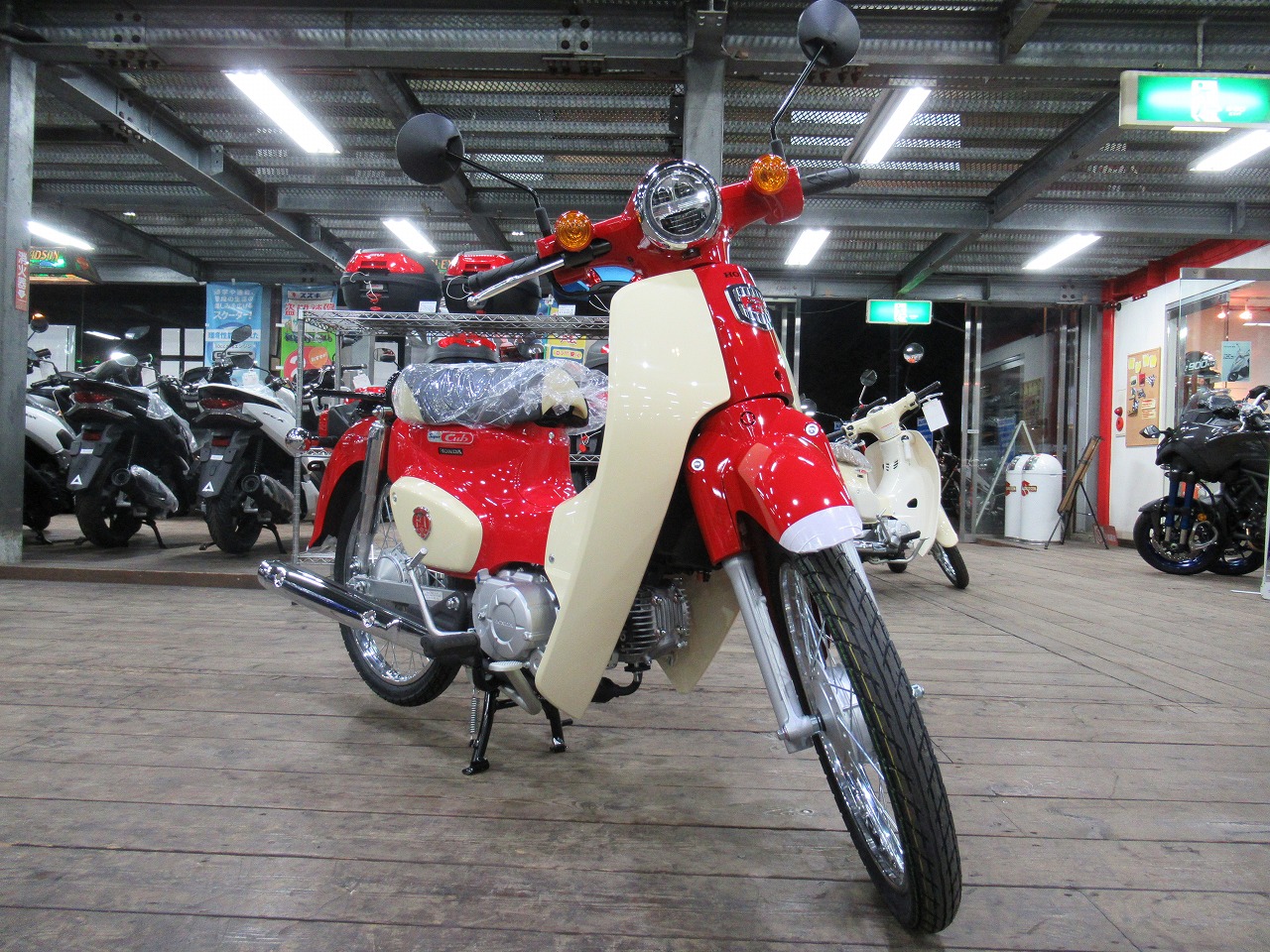 スーパーカブ50 60周年アニバーサリーカラー入荷しました 最新情報 U Media ユーメディア 中古 バイク 新車バイク探しの決定版 神奈川 東京でバイク探すならユーメディア